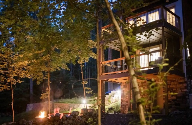 The Acorn: Hot tub, Private Trail, Firepit, Swing