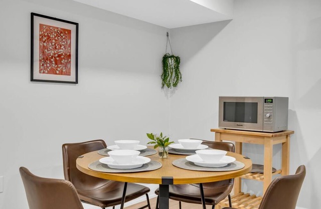The Ancaster Suite - Chic & Earthy 2 Bdrm Suite