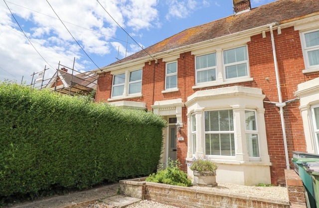 THE ANCHORAGE, pet friendly, with a garden in Bembridge