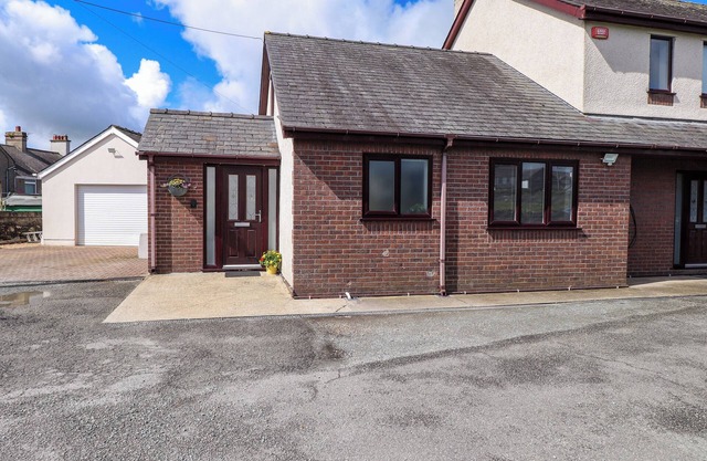 THE ANNEXE AT LLWYFOR, romantic, with a garden in Llanrug