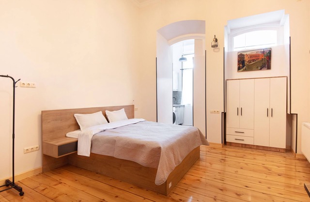 The apartment is located a 5-minute walk from Freedom Square.