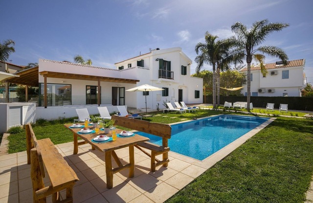 The Apple Tree Villa, Stylish 4-Bedroom Protaras Villa with Private Pool!