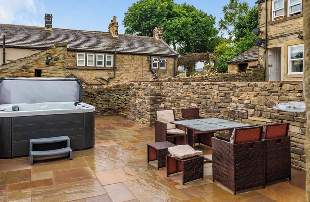 THE BARN, pet friendly, character holiday cottage in Holmfirth