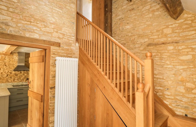 THE BARN, romantic, character holiday cottage in Colerne