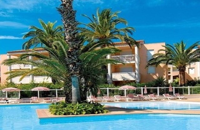 THE BEACH 300 m AWAY, THE PALMS, THE SUN