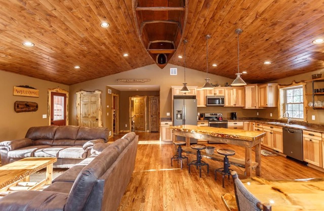 The Beautiful Whitetail Ridge-Luxury 5BR Cabin, Just minutes from downtown