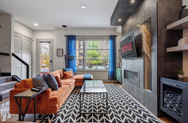THE BIG Getaway For BIG Groups|4 King Beds| Near Downtown| Lots of Activities|