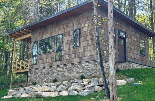 The Bird House - Brand new, 3.5 miles from VT, Privacy, Tile Shower, King bed.