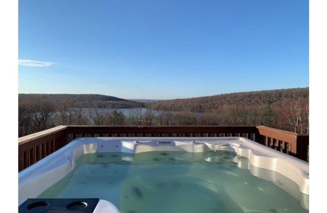 THE BLISS-Lake & Mountain View’s, 5 bedrooms 3 1/2 bathrooms in Lake Harmony.