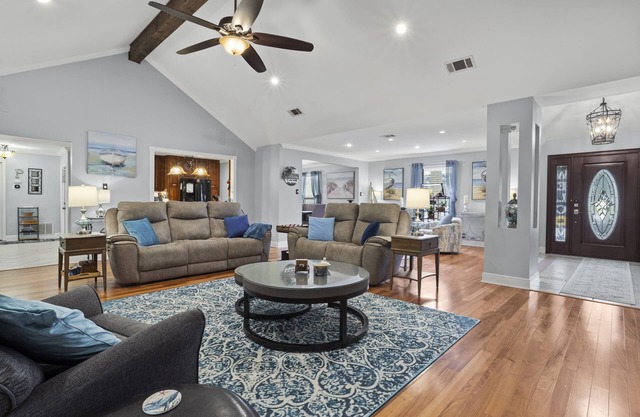 The Blue Heron - close to beach & downtown Ocean Springs! Hot tub, kayaks, dock