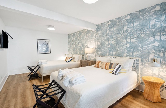 The Boattail- Room 15 - Large pool, Pet Friendly with paid fee