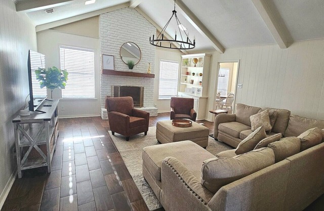 THE BRIAR Beautiful spacious home in quiet neighborhood. Close to dining and shopping! Broadway Ave.