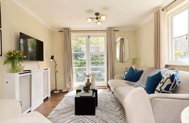 The Brompton Park Escape– Bright 2BDR Flat + Patio