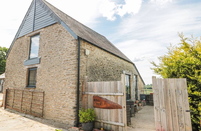 THE BULL PEN, family friendly, with a garden in Yeovil, Somerset