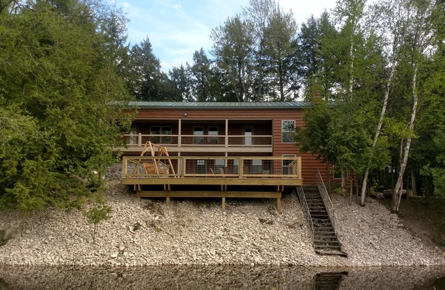The Cabin ~ Relax ~ Year Around luxury Home w/4 Kayaks, 2 Canoes & Paddle Boat