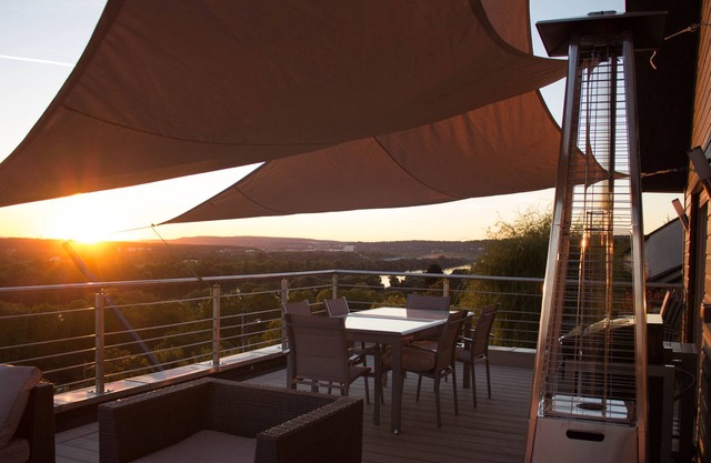 The Canadian home in the Yvelines. Breathtaking view of the Seine & forest