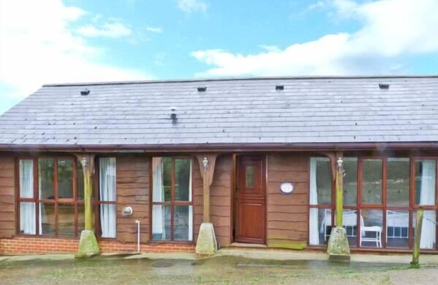 THE CARTHOUSE, family friendly, character holiday cottage in Shorwell