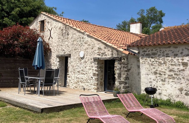 The charming 3 gîtes du Gazeau 11 km from the beach
