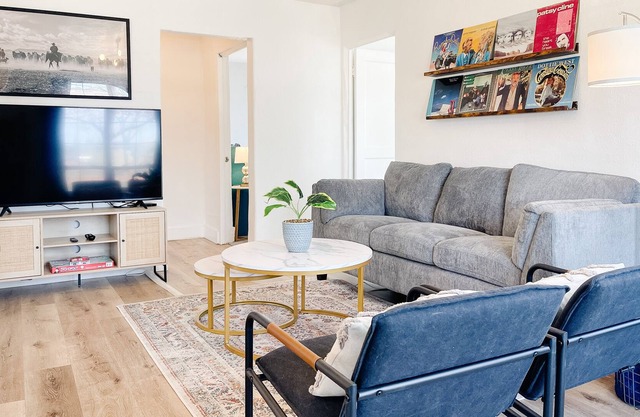 The City Slicker- Close to Restaurants and Trails!