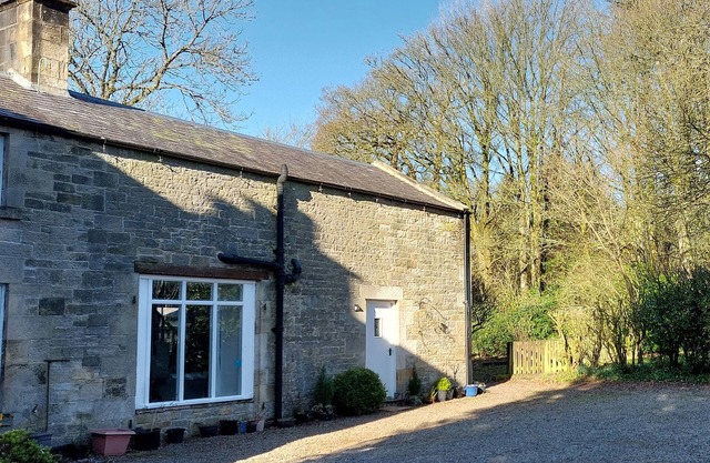 THE COACH HOUSE, CANONBIE, pet friendly, with a garden in Langholm