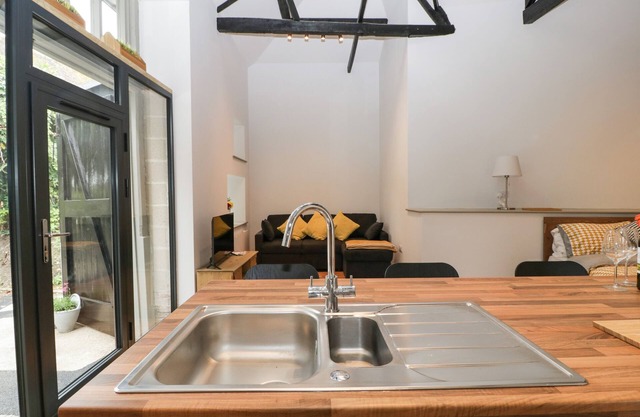 THE COACH HOUSE, pet friendly, with hot tub in Wimborne Minster