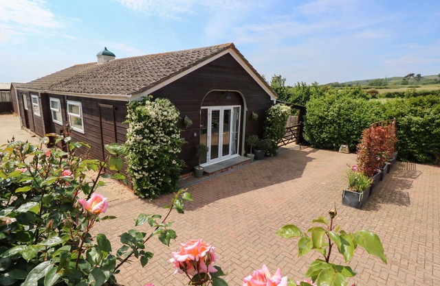 THE COACH HOUSE, pet friendly, with a garden in Brighstone