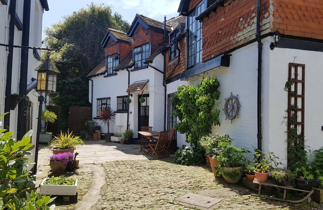 THE COACH HOUSE, pet friendly, with hot tub in Newport, Isle Of Wight