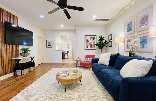 The Collegiate, 2BR Cozy Stay by VelvetDitchVillas