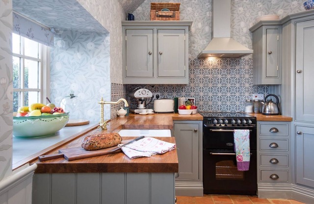 THE COTTAGE, Branxton - sleeps 2 guests in 1 bedroom