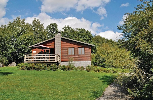 The cottage La Palette is located in the outskirts of the vacation village Le Bochetay near Heure, i