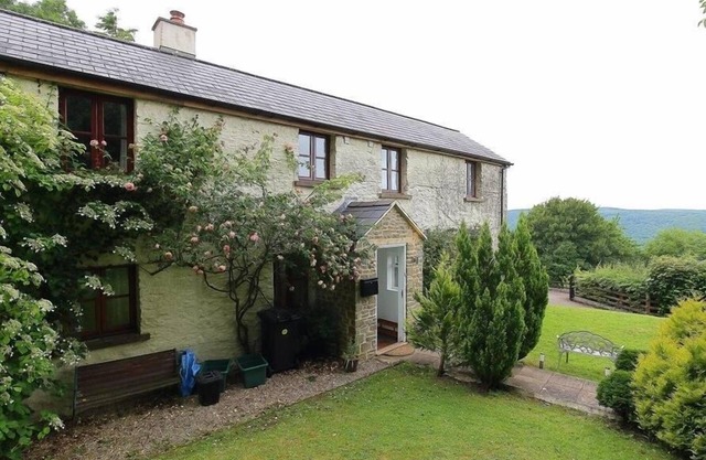 THE COTTAGE, pet friendly, character holiday cottage in St Briavels