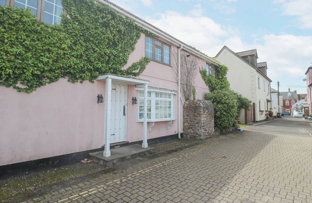 THE COTTAGE, pet friendly, character holiday cottage in Watchet