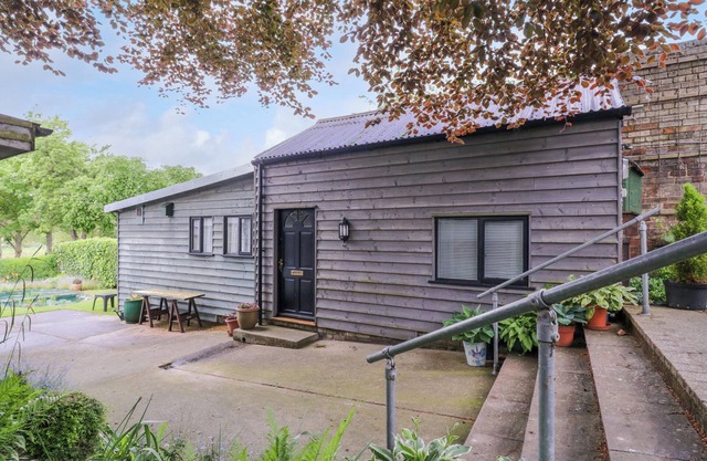 THE COTTAGE, romantic, character holiday cottage in Sudbury