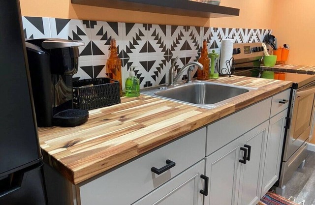 The Cozy Nook- by Downtown, I-40 & Lake. Wooded view