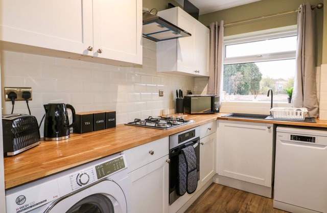 THE CROOKED COTTAGE, pet friendly, with open fire in Ashbourne