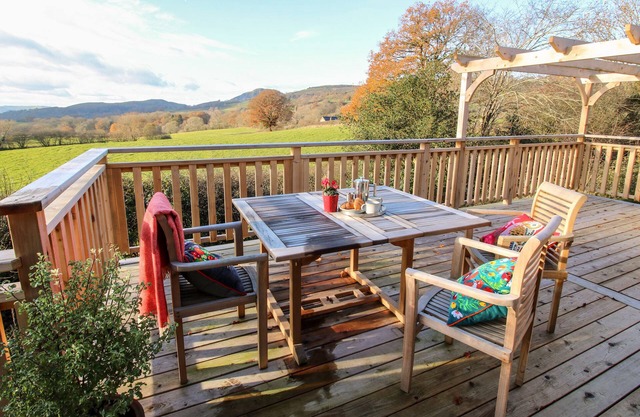 THE DANISH HOUSE, pet friendly, with open fire in Church Stoke