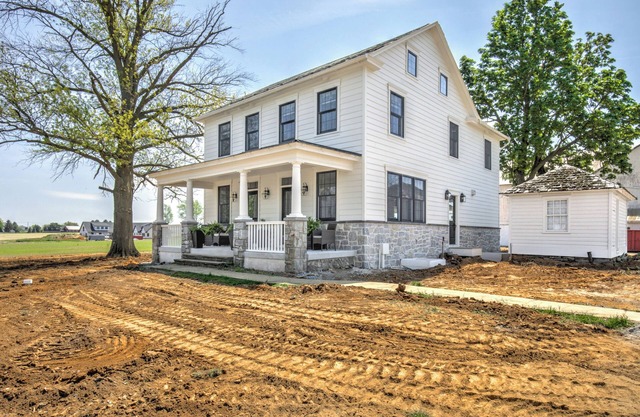 The Eby Farm/Newly renovated, Modern, Peaceful 5 bedroom & 5 bath/Hot Tub