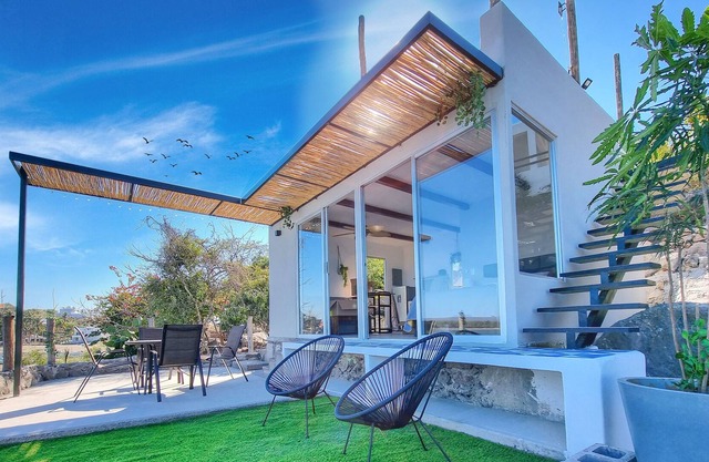 The Edge: Beautiful bungalow on the beach. Private beach