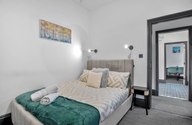 The Elegant Escape - 2 Bed Ensuite with Parking