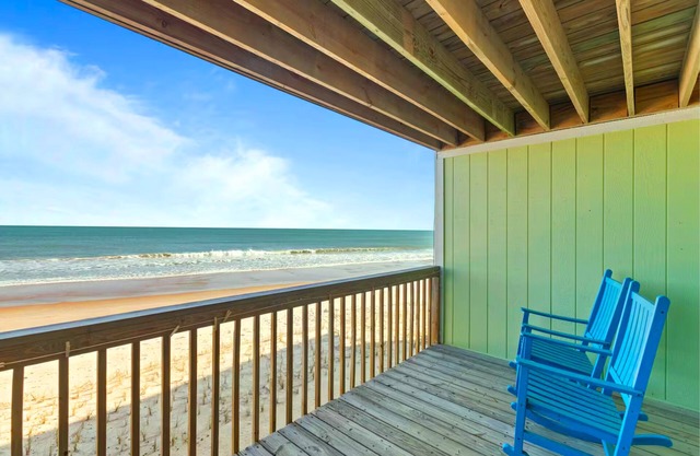 The Endless Wave: Oceanfront Condo, Sunrise View, Pool, 1-mile to Dining & Pier