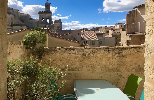 'The Fenestrelle' appt in superb stone house in centre Uzès