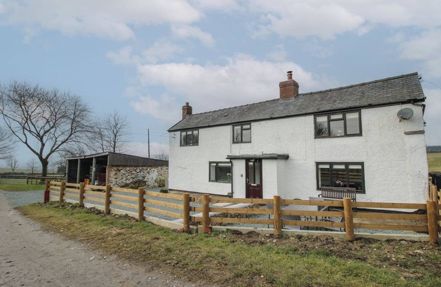 THE FIRS, family friendly, character holiday cottage in Pontesbury