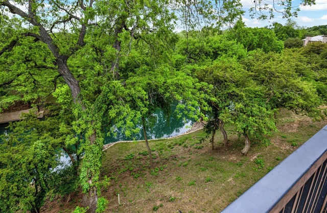 The Float Inn. Beautiful Condo Overlooking the Comal, Across from Schlitterbahn