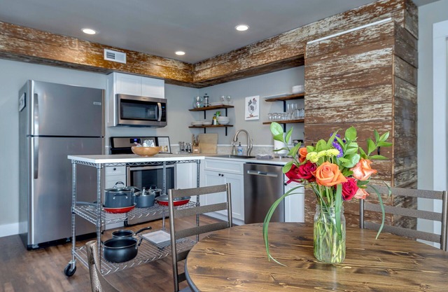 The Flynn- Cute & Cozy Home on Main St, Luray - right downtown! Chef available
