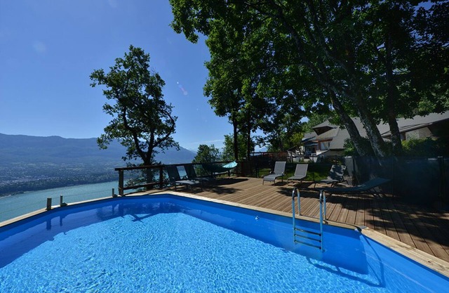 THE LAKE TERRACES