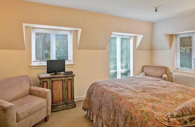 The Freeburg Room at The Oaks Hotel-Queen Size Bed