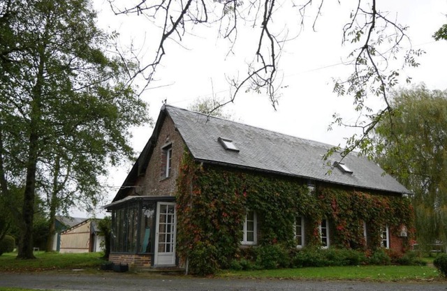 The garden house situated in a large property 10 minutes from Deauville