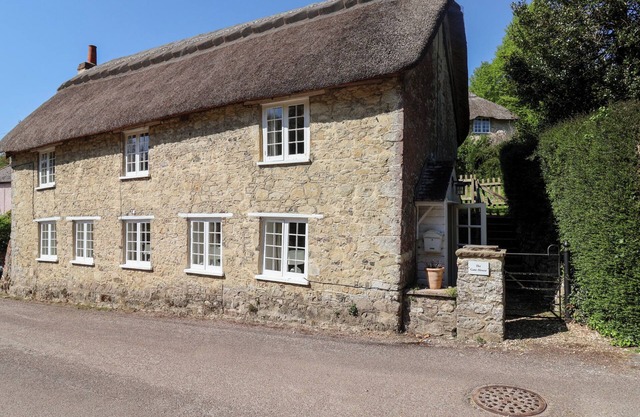 THE GATEHOUSE, pet friendly, country holiday cottage in Axmouth