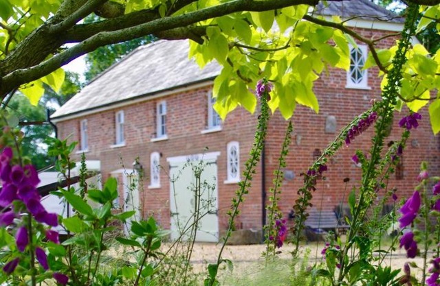 The Georgian Coach House:New Forest with hot tub