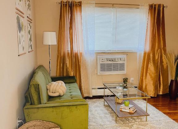 The gold Apple with king bed Walking distance to Downtown close to Cincinnati sports Stadiums